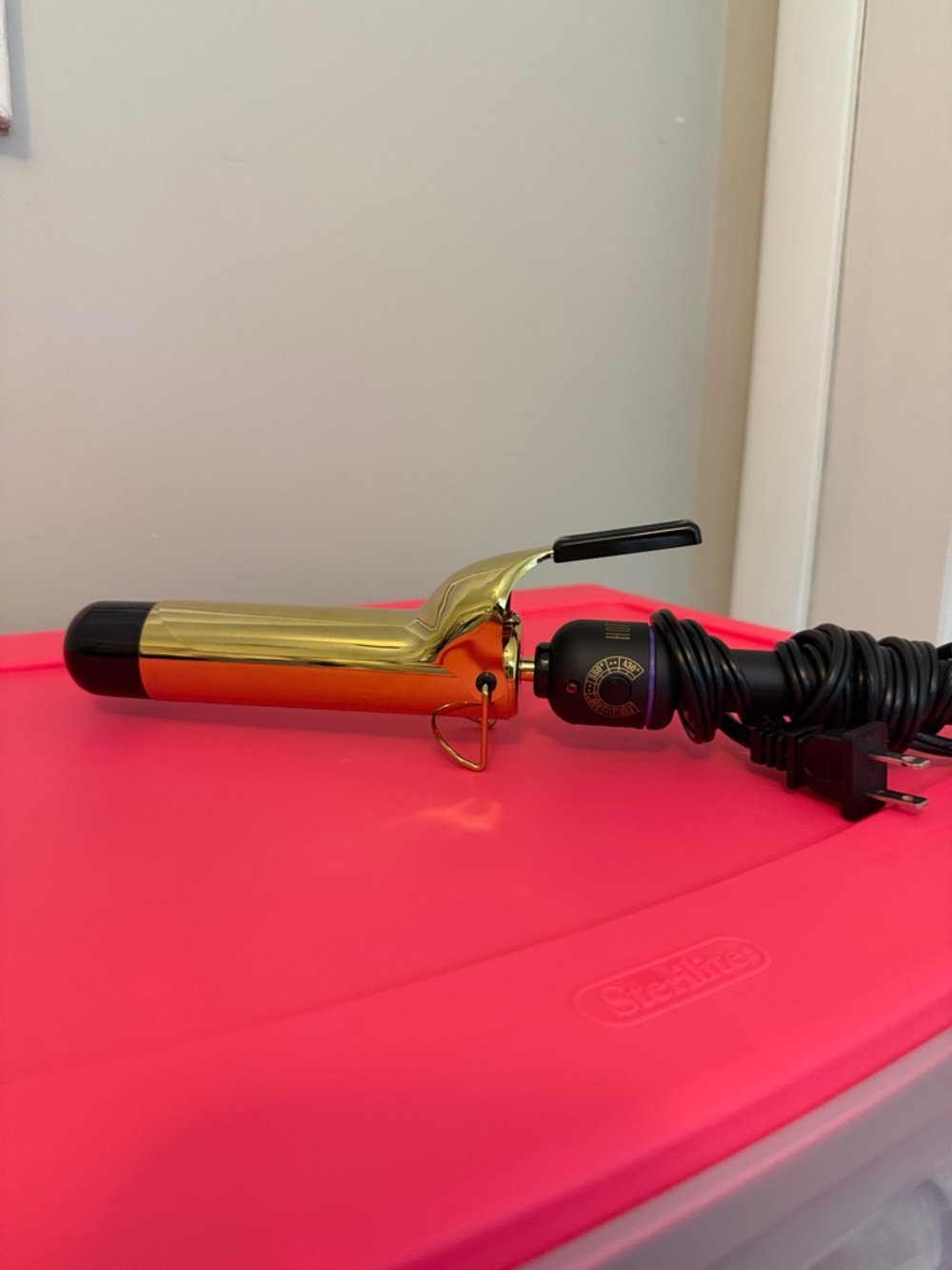 Hot Tools 1.5” Curling Iron - Picture 6 of 6